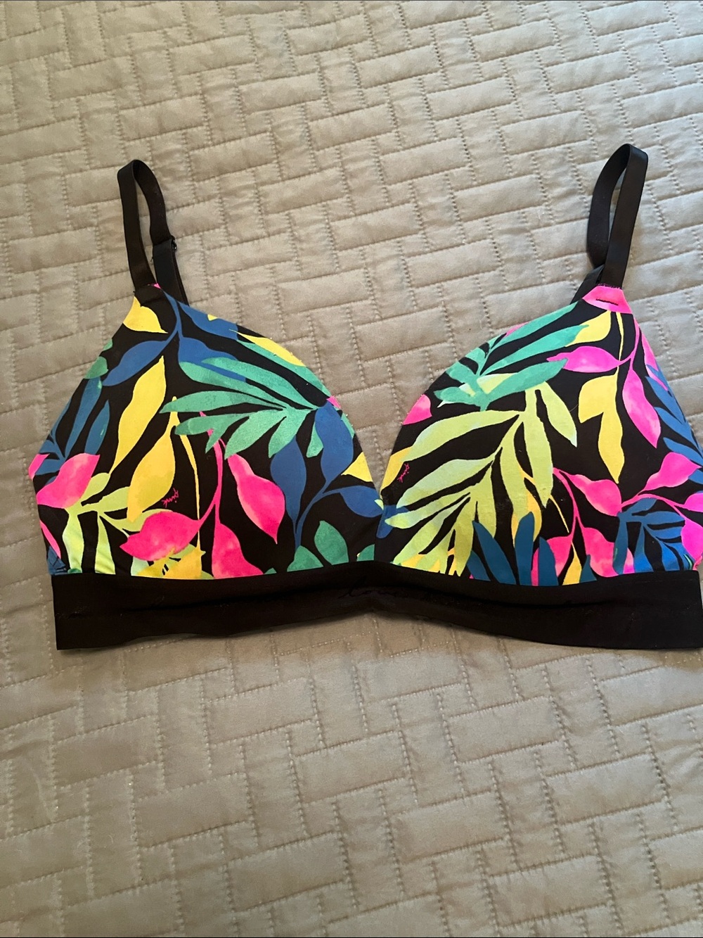 🌺 4 for $20.00 Victoria’s Secret “pink” 34D bra